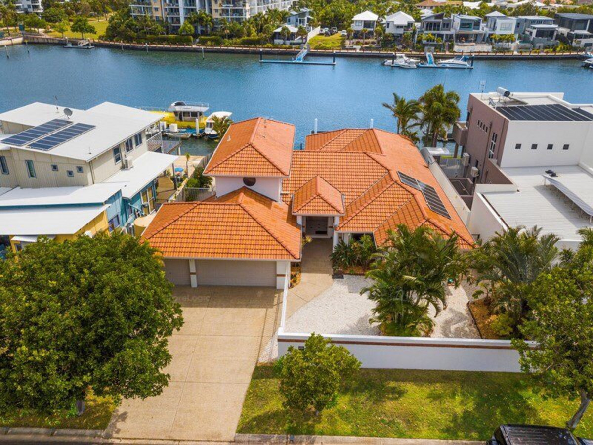 Tranquil 21m deep water residence minutes to everything the Coast has to offer