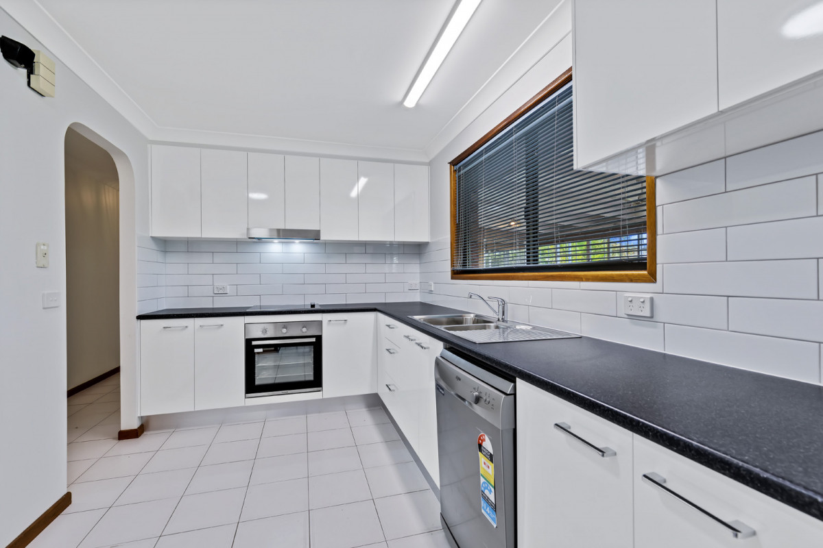 4 bedroom plus self contained granny flat, workshop and heaps of parking &#8211; minutes to beach and only a few mins flat walk to Kawana Shopping Centre. 