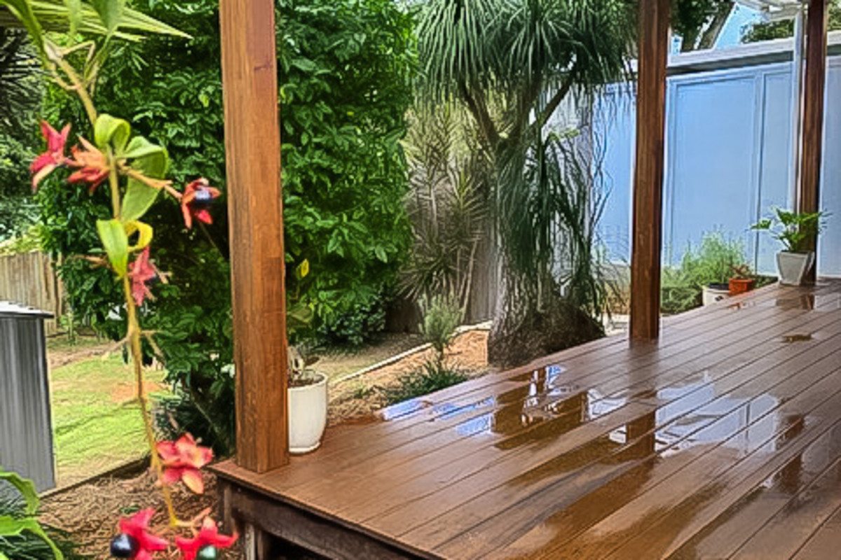Fabulous Spacious House Sized Duplex with Great Deck and Garden